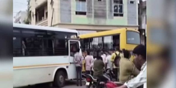 प्राइवेट बस और स्कूल बस की टक्कर, दो बच्चे घायल
