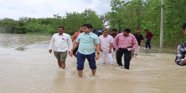 जिलाधिकारी मुरादाबाद ने कुंदरकी विधायक के साथ मूढ़ापांडे क्षेत्र में बाढ़ प्रभावित गांवों का किया स्थलीय निरीक्षण