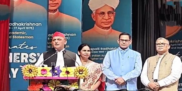 शिक्षक ही भविष्य के निर्माता, सत्ता में आए तो बंद स्कूल खोलेंगे: अखिलेश यादव
