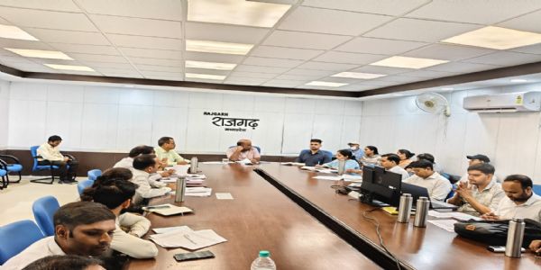 राजगढ़ः कलेक्टर ने की राजस्व विभाग की समीक्षा