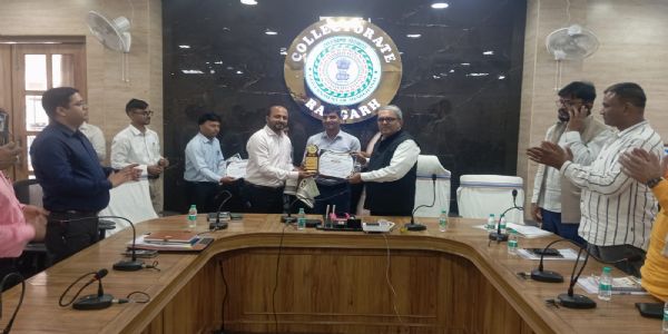 राष्ट्रीय शिक्षक पुरस्कार के लिए चयनित दो शिक्षकों समेत 11 कर्मी का आयुक्त और उपायुक्त ने बढ़ाया हौसला