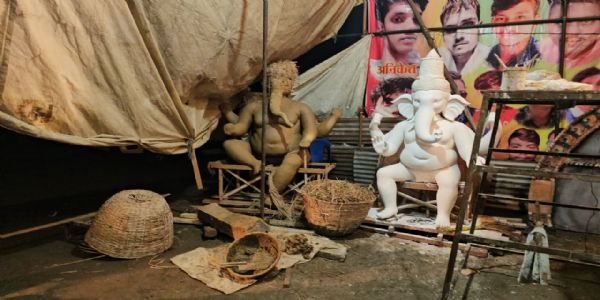 गणेश प्रतिमा बना रहे रहे मूर्तिकार की पंडाल में गोली मारकर हत्या, प्रतिमाओं के बीच बिखरा खून