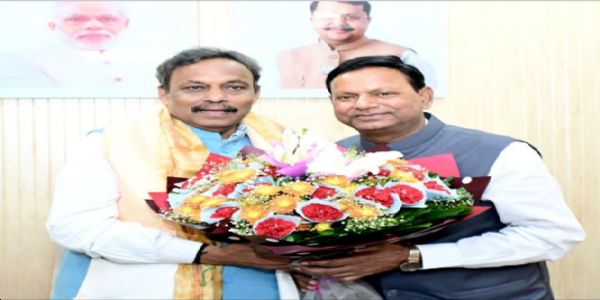 विनोद तावड़े का स्वागत करते भाजपा प्रदेश अध्यक्ष पंकज चौधरी