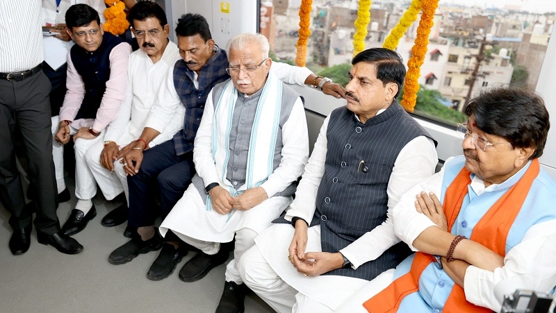 केन्द्रीय मंत्री मनोहर लाल और मुख्यमंत्री डॉ. यादव विस्तारित इंदौर मेट्रो में सफर करते हुए