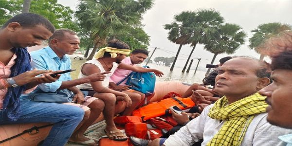 बाढ़ प्रभावित क्षेत्रों में एनडीआरएफ और एसडीआरएफ की टीम लोगों को सुरक्षित स्थान पर ले जाते हुए