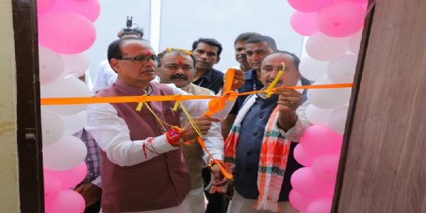 नि:शुल्क सिलाई कौशल प्रशिक्षण कार्यक्रम का शुभारंभ करते हुए शिवराज सिंह नि:शुल्क सिलाई कौशल प्रशिक्षण कार्यक्रम का शुभारंभ करते हुए शिवराज सिंह