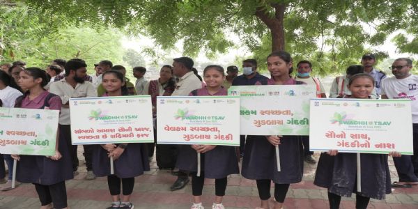 प्रधानमंत्री नरेंद्र मोदी के गुजरात आगमन के पहले  वडोदरा में स्वक्षता की जन जागरूकता में जुड़ी छात्राएं
