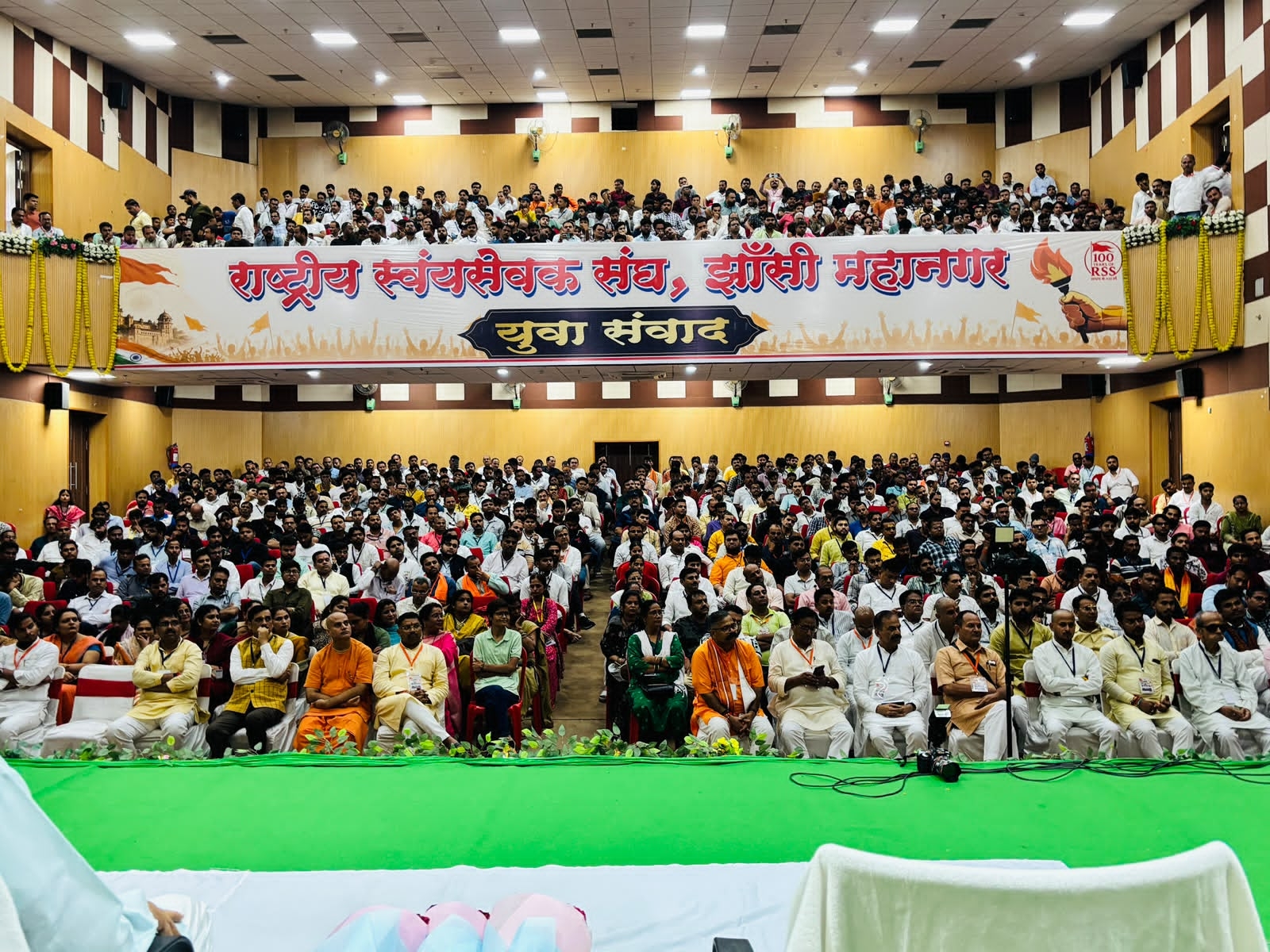 युवा व्यवसायी की जुटी भीड़ युवा व्यवसायी की जुटी भीड़