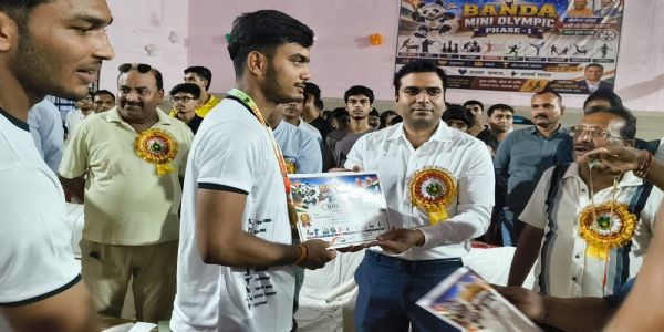 खिलाड़ी को सम्मानित करते अधिकारी खिलाड़ी को सम्मानित करते अधिकारी