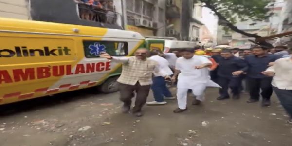 सत्य निकेतन में इमारत ढहने के बाद घटनास्थल पर पहुंचे कांग्रेस सांसद दीपेंद्र सिंह हुड्डा राहत एवं बचाव कार्य का जायजा लेते और सहयोग करते हुए। सत्य निकेतन में इमारत ढहने के बाद घटनास्थल पर पहुंचे कांग्रेस सांसद दीपेंद्र सिंह हुड्डा राहत एवं बचाव कार्य का जायजा लेते और सहयोग करते हुए।
