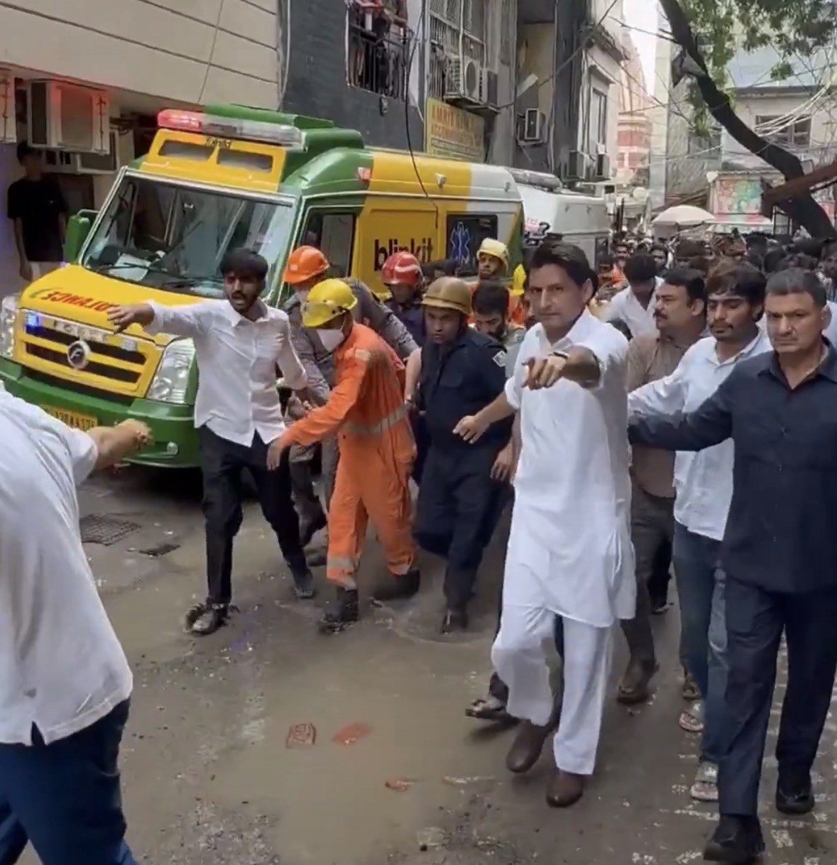 सत्य निकेतन में इमारत ढहने के बाद घटनास्थल पर पहुंचे कांग्रेस सांसद दीपेंद्र सिंह हुड्डा राहत एवं बचाव कार्य का जायजा लेते और सहयोग करते हुए। सत्य निकेतन में इमारत ढहने के बाद घटनास्थल पर पहुंचे कांग्रेस सांसद दीपेंद्र सिंह हुड्डा राहत एवं बचाव कार्य का जायजा लेते और सहयोग करते हुए।