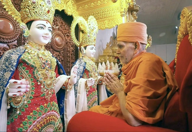 प्रातः काल वरिष्ठ संतों ने वैदिक मंत्रोच्चार के साथ महापूजा विधि का प्रारंभ किया प्रातः काल वरिष्ठ संतों ने वैदिक मंत्रोच्चार के साथ महापूजा विधि का प्रारंभ किया