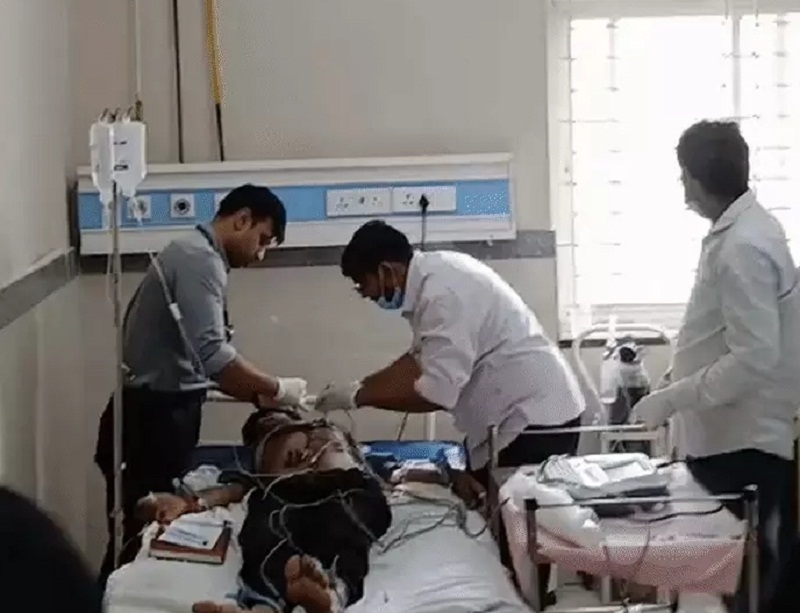 सागर में जहरीली शराब से बीमार पड़े लोग अस्पताल में भर्ती