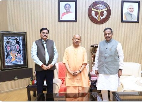 मुख्यमंत्री योगी के साथ प्रदेश प्रभारी विनोद तावड़े व सह प्रभारी जगदीश पटेल