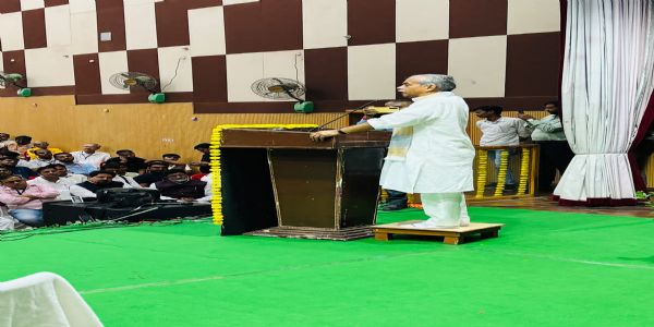 संबोधित करते मुख्य वक्ता संबोधित करते मुख्य वक्ता