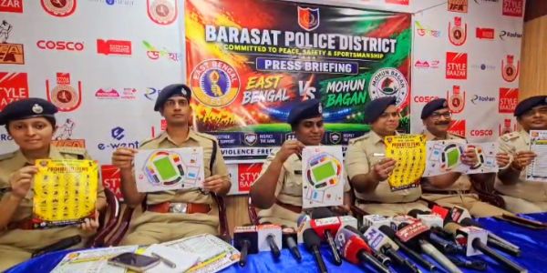 प्रेस कॉन्फ्रेंस में मैप दिखाते पुलिस अधिकारी प्रेस कॉन्फ्रेंस में मैप दिखाते पुलिस अधिकारी