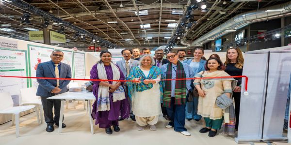 पेरिस में कपड़ा सचिव नीलम शमी राव के साथ अन्य लोग मौजूद। पेरिस में कपड़ा सचिव नीलम शमी राव के साथ अन्य लोग मौजूद।