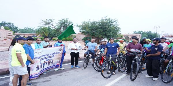 जिला परिषद् सीईओ शुभम भैंसारे ने मतदाता जागरूकता साइकिल रैली को दिखाई हरी झंडी