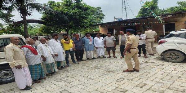 एसपी के निर्देश पर जिला के सभी थाना में हुआ गुंडा परेड