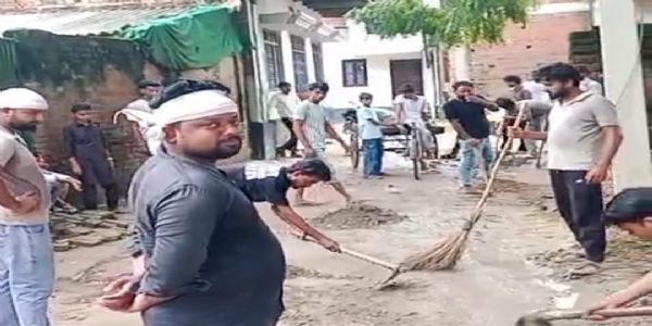 गांववालों ने खुद संभाली सफाई की कमान, चोक नालियों से परेशान युवाओं ने किया श्रमदान