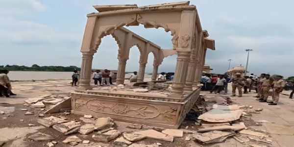 गोरखपुर के गुरु गोरक्षनाथ घाट पर वज्रपात से ढहा गुंबद, एक अधिवक्ता की मौत, दूसरा घायल