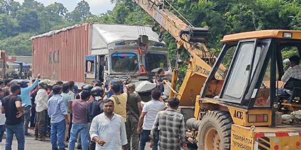 चुट्टूपालू घाटी में कंटेनर ने कार को मारी जोरदार टक्कर, मौत