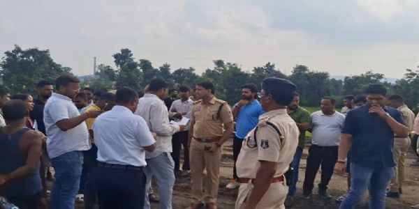 जर्जर सड़क को लेकर ग्रामीणों का चक्काजाम, कंपनी के आश्वासन पर आंदोलन समाप्त