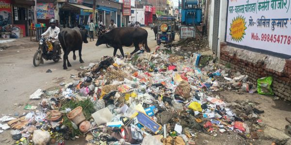 जौनपुर : नगर के बीच कूड़े का ढेर खोल रहा सफाई अभियान की पोल