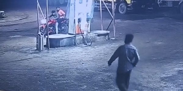 अनूपपुर: पेट्रोल पंप पर सिगरेट पीने से रोका तो कर्मचारियों को डंडे से पीटा