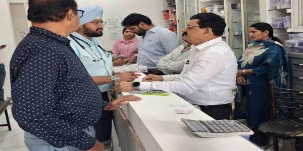 खंडवाः मुख्य चिकित्सा अधिकारी डॉ. जुगतावत ने मेडिकल स्टोर्स का निरीक्षण किया