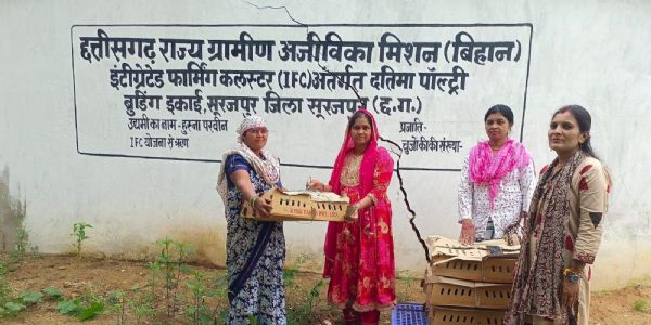 पोल्ट्री पालन से आत्मनिर्भर बन रहीं महिला किसान