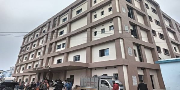 मॉडल सदर अस्पताल में 36 घंटे से प्रसव पीड़ा में तड़प रही एचआईवी रिएक्टिव प्रसूता