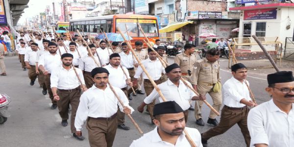 तेज वर्षा में भी नहीं रुके स्वयंसेवकों के कदम, पथ संचलन में दिखा अनुशासन