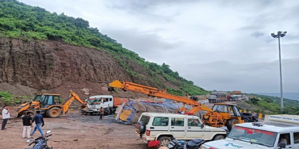 ब्रेक फेल होने से गिट्टी लदा ट्रेलर बेकाबू, हादसे में पिकअप चालक की मौत