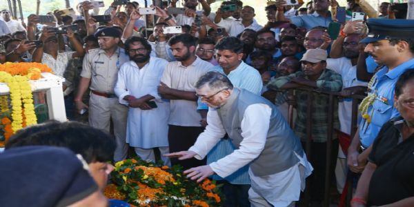 (लीड) राजकीय सम्मान के साथ दिवंगत मंत्री सुदिव्य कुमार सोनू का अंतिम संस्कार, 12 वर्षीय बेटे हर्ष ने दी मुखाग्नि