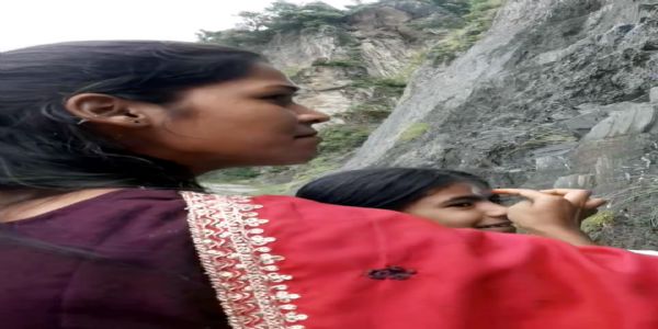बेतालघाट में पहाड़ी से ‘दूध की धारा’ का वीडियो वायरल, मौके पर जुटी भीड़