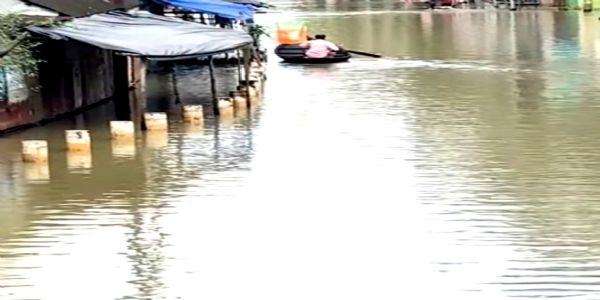 घाटाल में पूजा से पहले फिर बाढ़ जैसे हालात, स्कूल, रास्ते जलमग्न