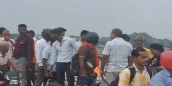पारिवारिक विवाद में शास्त्री सेतु से गंगा में कूदी तीन बच्चों की मां, मछुआरों ने सकुशल बाहर निकाला