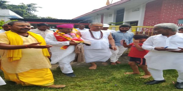 दूसरी बार सांसद बनने के बाद त्रिलोकधाम गोसपुर पहुंचे दिलेश्वर कामैत, हुआ भव्य स्वागत