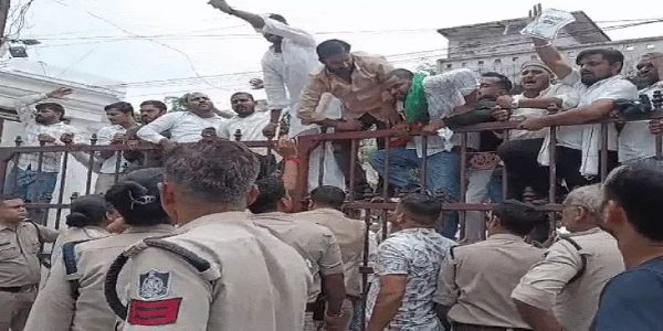 रीवाः डिप्टी सीएम शुक्ल के बंगले में घुसे कांग्रेस कार्यकर्ता, पुलिस ने खदेड़ा
