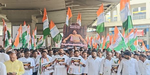 तेलंगाना विधानसभा में केसीआर की अनुपस्थिति के खिलाफ कांग्रेस का विरोध प्रदर्शन