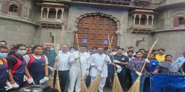 इंदौर में गोगा नवमी पर सफाई मित्रों का अवकाश, जनप्रतिनिधियों ने संभाली शहर की सफाई व्यवस्था