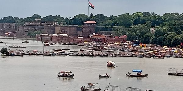 प्रयागराज में यमुना-गंगा का जलस्तर स्थिर, सभी बांध सुरक्षित