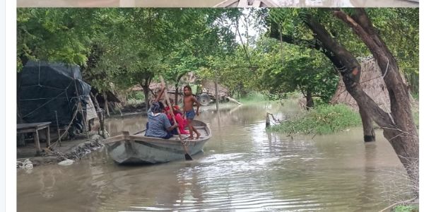 फर्रुखाबाद: नाविक न होने से बाढ़ प्रभावित क्षेत्र में हाथों में पतवार थाम नाव चला रही महिलाएं