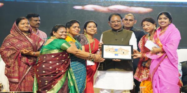 बहतराई स्टेडियम में गूंजा तीजा तिहार का उल्लास, मुख्यमंत्री साय ने बहनों संग साझा की पर्व की खुशियां