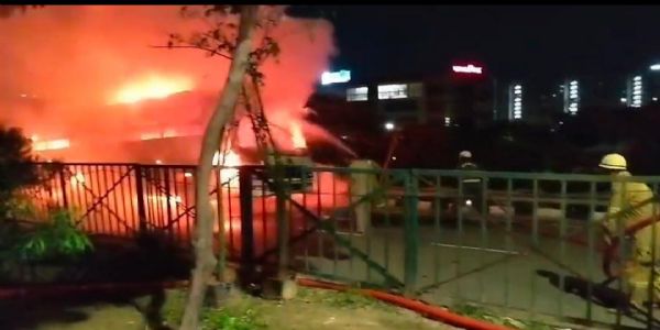 लखनऊ : डबल डेकर बस में लगी भीषण आग, 30 यात्री सकुशल रेस्क्यू