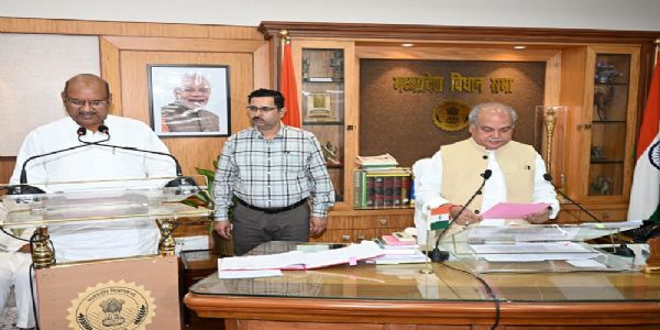 मप्रः दतिया उपचुनाव में निर्वाचित विधायक घनश्याम सिंह को विधानसभा की सदस्यता संबंधी शपथ
