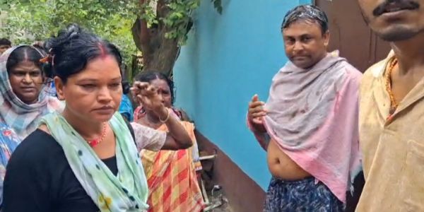 दुर्गापुर में तृणमूल नेता के घर का घेराव, आक्रोशित लोगों ने फेंके अंडे