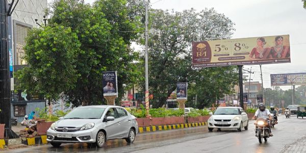 मुरादाबाद में लगातार तीसरे दिन भी जमकर बरस रहे मेघ, जन — जीवन प्रभावित