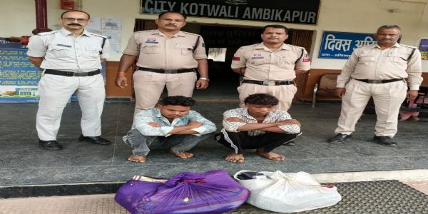 अम्बिकापुर : पिकअप से कपड़े का गट्ठर उड़ाने वाले दो पड़ोसी गिरफ्तार, चोरी का माल बरामद